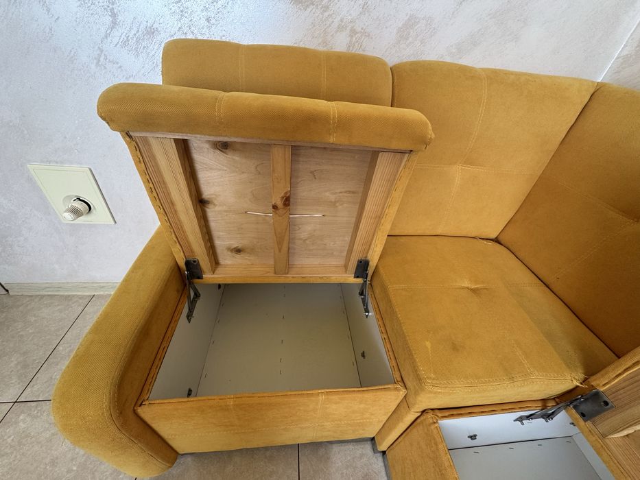 Кутовий диванчик на кухню