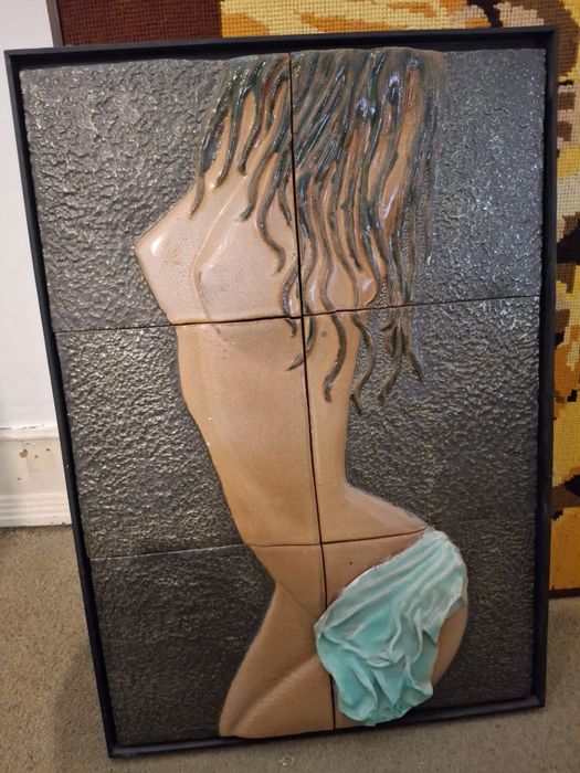 Grande escultura nu feminino