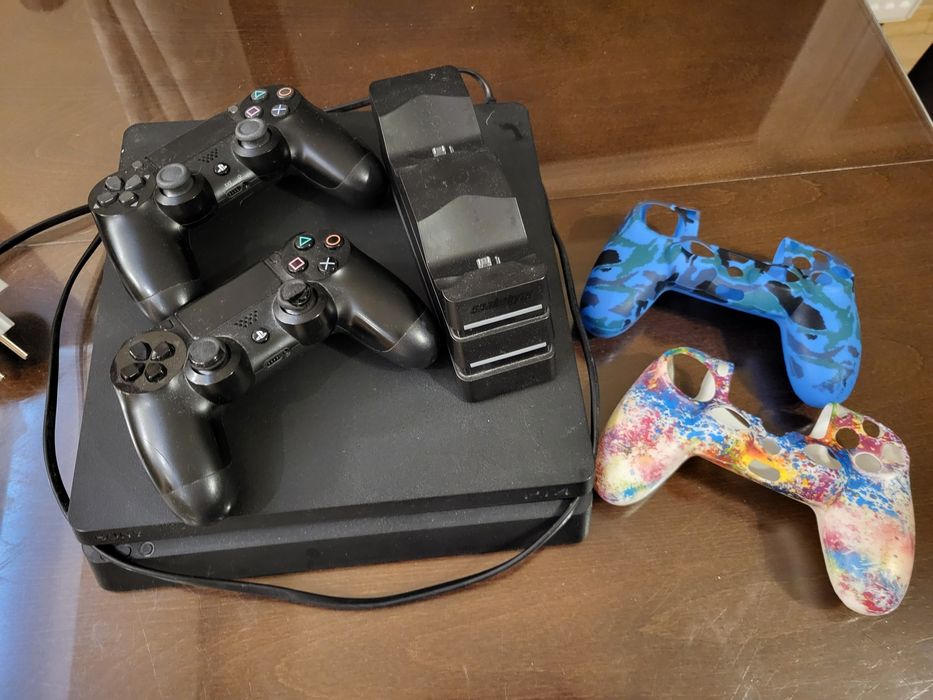 Ps4 slim 500GB +dwa pady + ładowarka