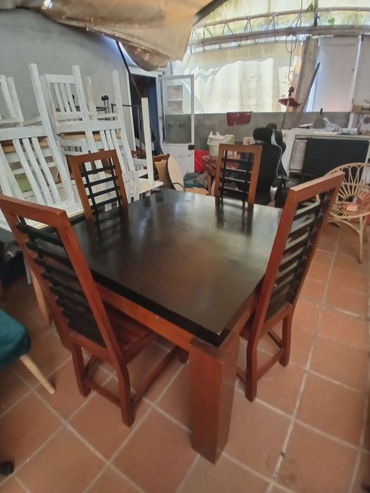 Conjunto de mesa e cadeiras