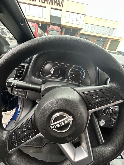 Нісан ліф 2024 року