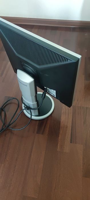 Манитор Samsung рабочий имеет 3 степени свободности при установке.