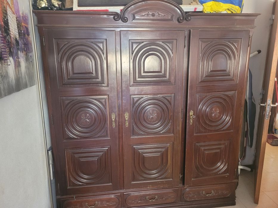 Guarda roupa de mogno