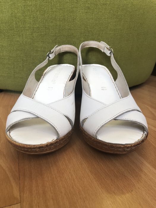 Skórzane buty na koturnie marki Syrena