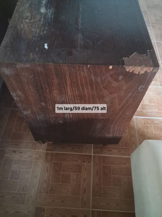 Cómoda madeira com cinco gavetas