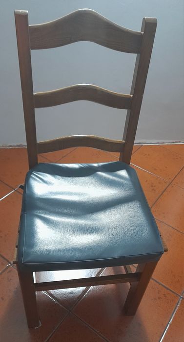 Vendo cadeiras em madeira.