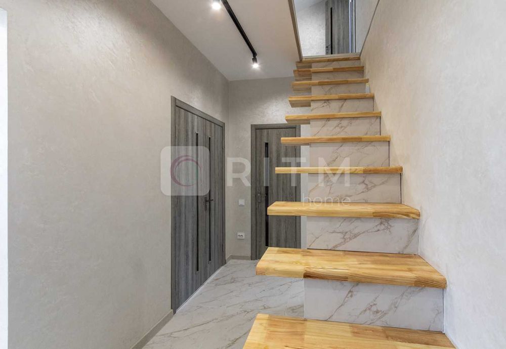 Продається простора 4к квартира з ремонтом