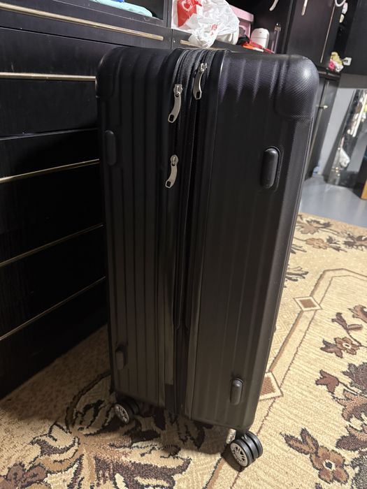 Чемодан великий чорний