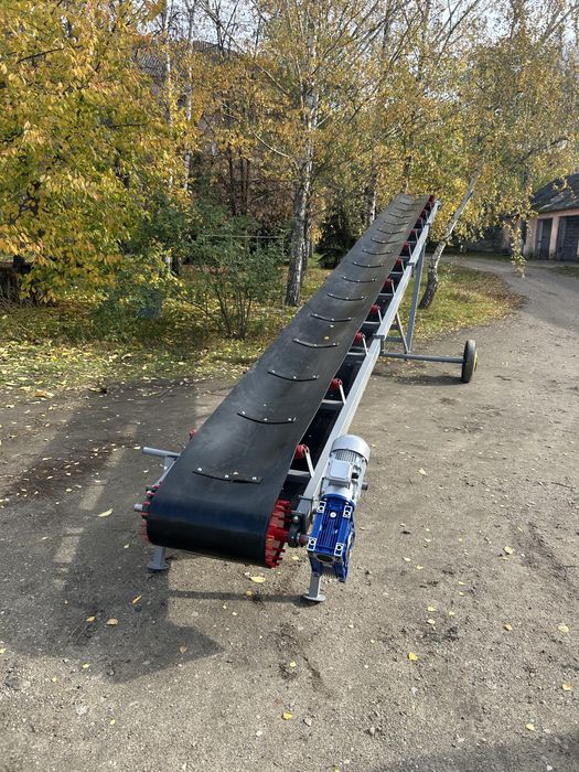 Пересувний стрічковий конвеєр для завантаження мішків у автотранспорт