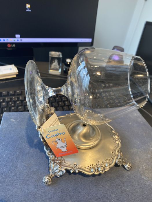 Copo com base em estanho para aquecer brandy