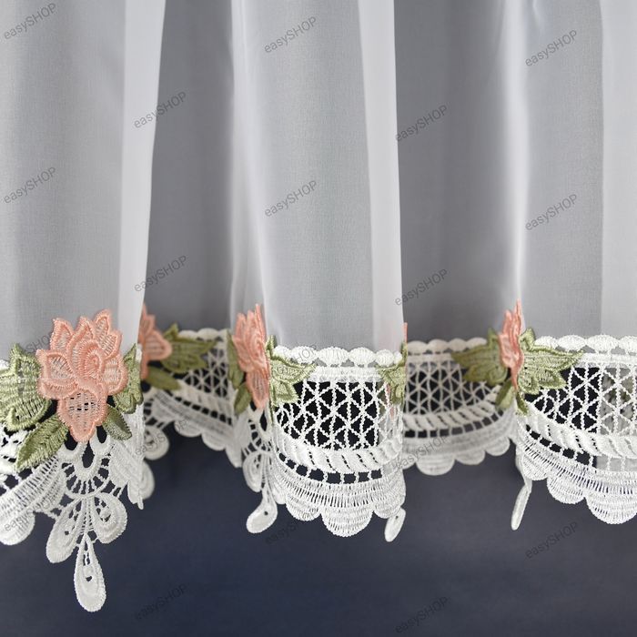 Prosta firana z kolorową gipiurą