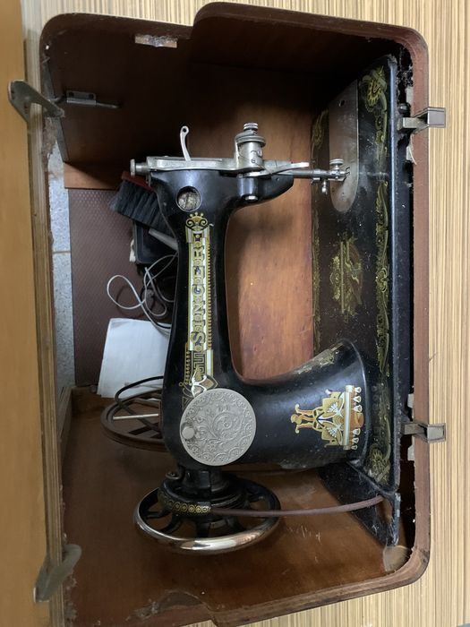 Vende-se maquina costura singer antiga que recolhe dentro de movel