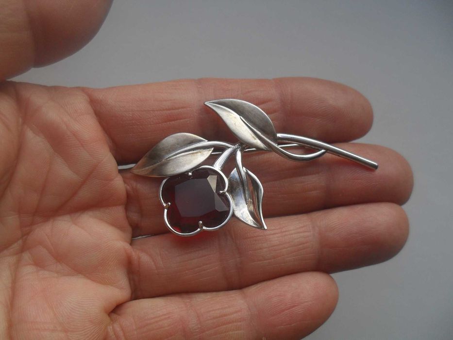 Srebrna broszka  - kwiat z rubinowym kamieniem - cena ost