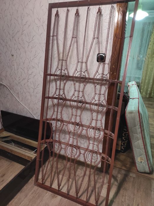 Ліжко +матрас +пружинний каркас.