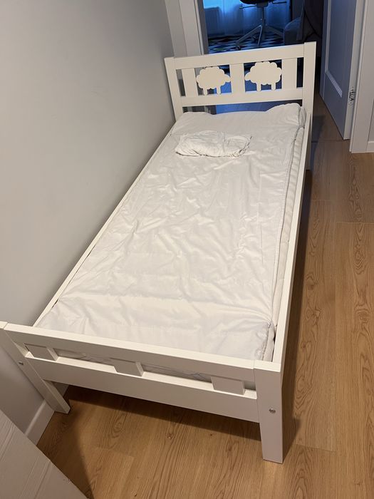 Łóżko IKEA KRITTER z dnem listew, materac, ochraniacz, prześcieradło