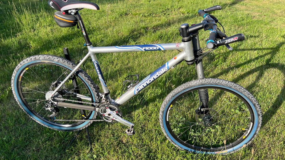 Rower na najlepszych podzespołach Cannondale lefty.