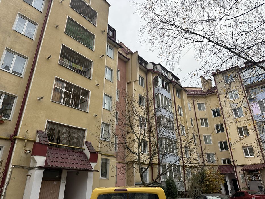 Продається простора квартира площею 173.8 м.кв., вул. Федьковича 7А