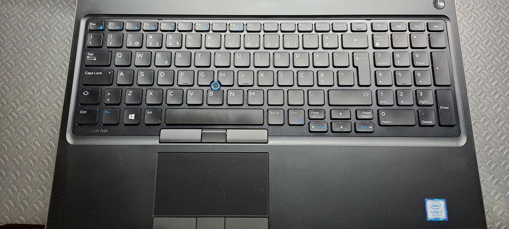 Vende-de portátil Dell Precision 7520.
Gráfica dedicada Nvidia Quadro