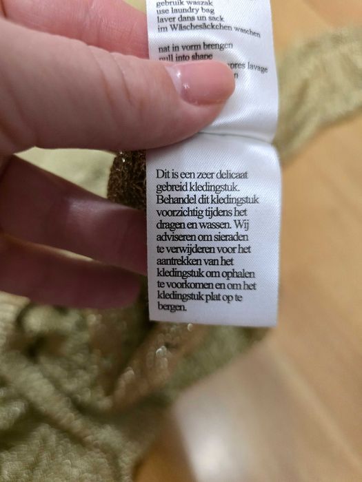 Sweter z złota nitką