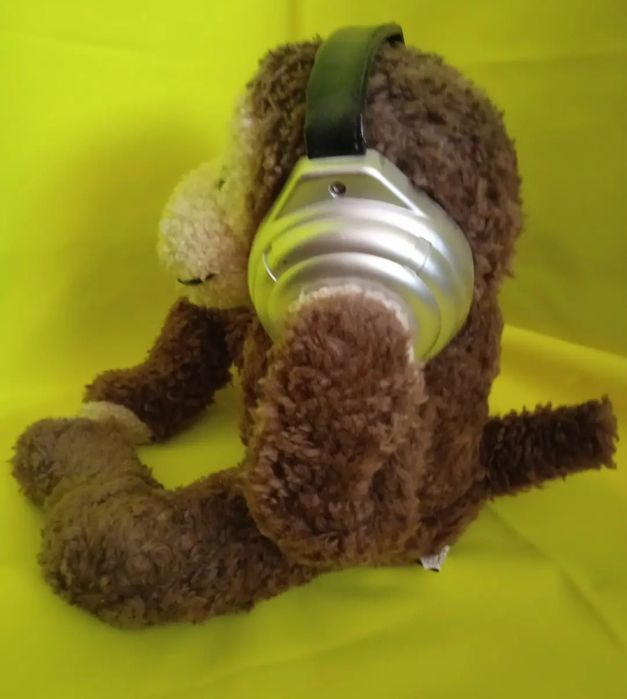 Обезьянка с блютуз наушниками