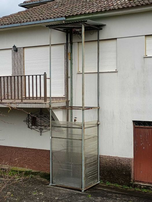Fantástico elevador de exterior para moradias.