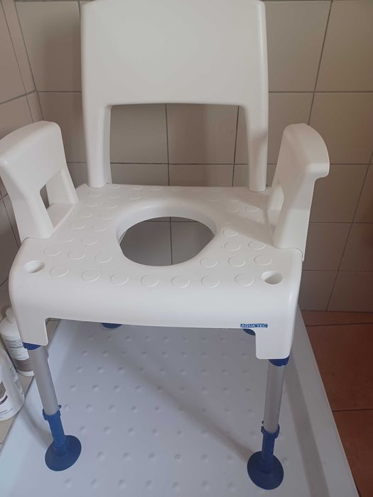 Excelente  cadeira para auxiliar no duche e uso da sanita