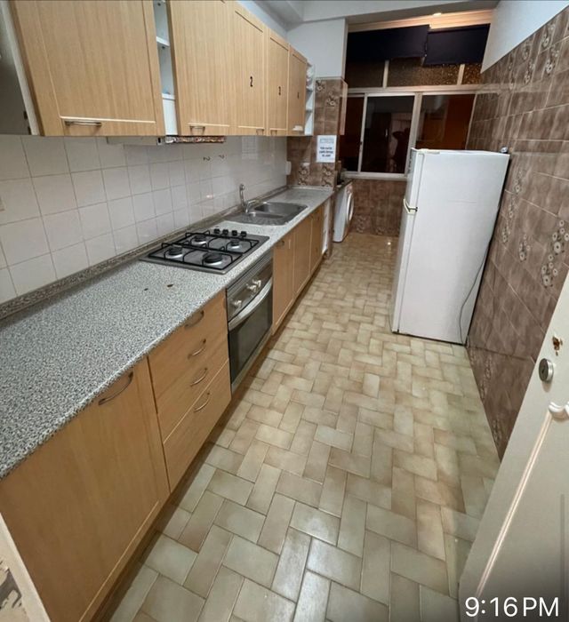 Tenho 4 quartos para arrendar