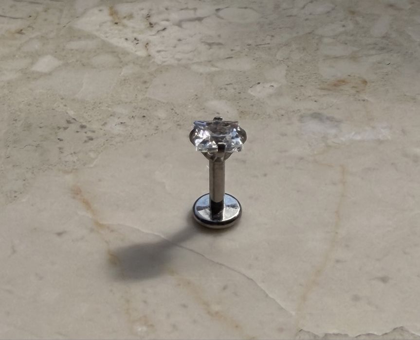 Labret 5 mm kolczyk kwadrat 4 mm unisex piercing 16 G tytan