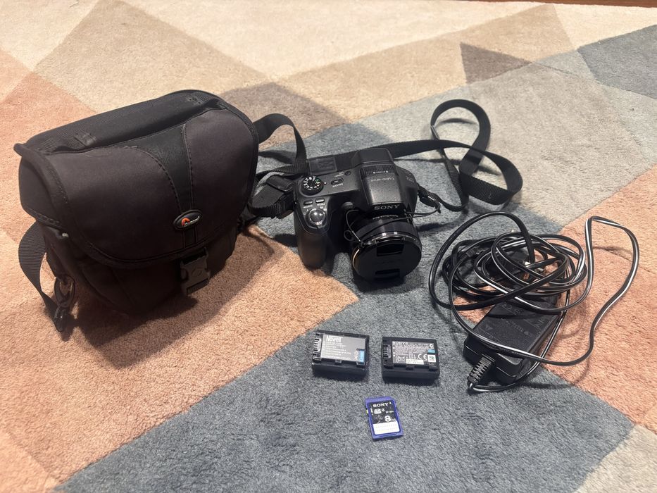 Sony Cyber-shot DSC-HX200V z etui/pokrowcem