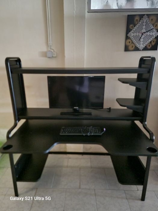 Secretaria preta com prateleiras e pés de ferro e laterais de ferro