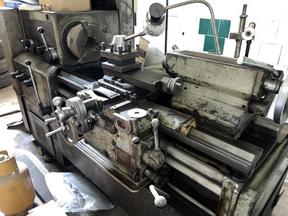 Станок токарний 16К20 в робочому стані.