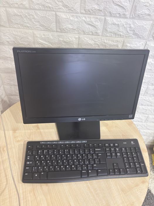 Продам компютер з монітром /працює