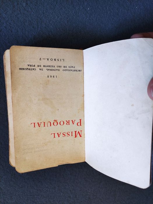 Livros religiosos: bíblias, novo testamento, missa paroquial