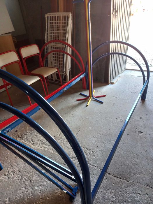 Camas individuais + mesas de cabeceira + bengaleiro