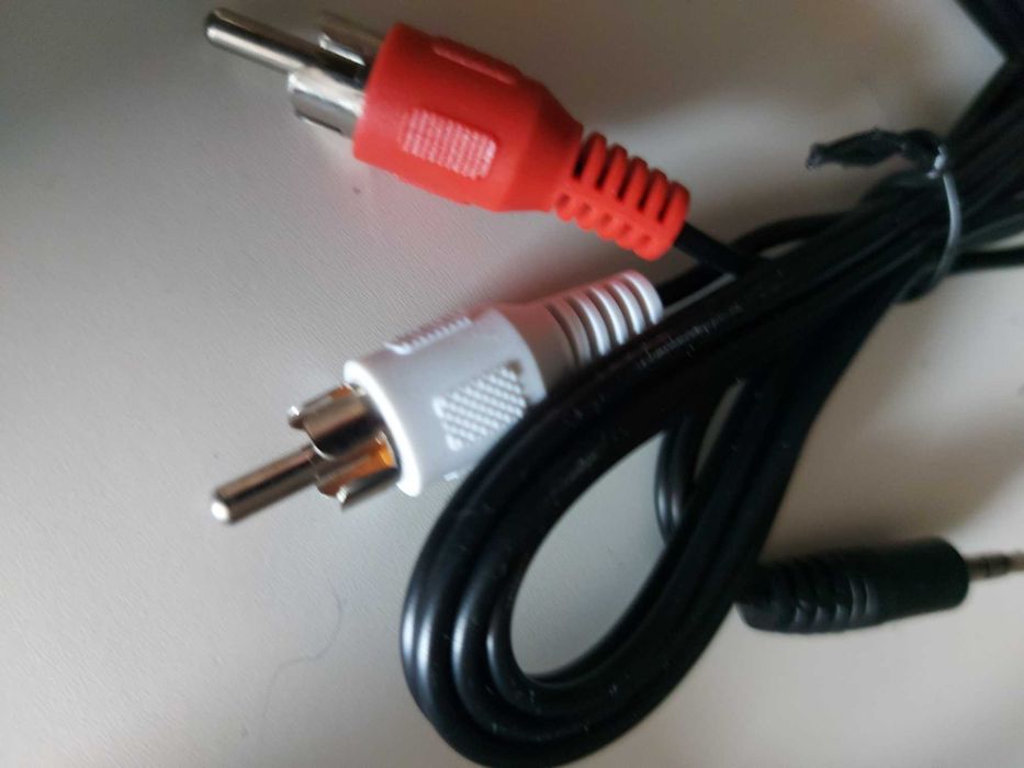 RCA and 3.5 mm audio cables64750999989763122