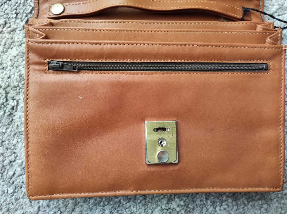 Maleta em pele castanha