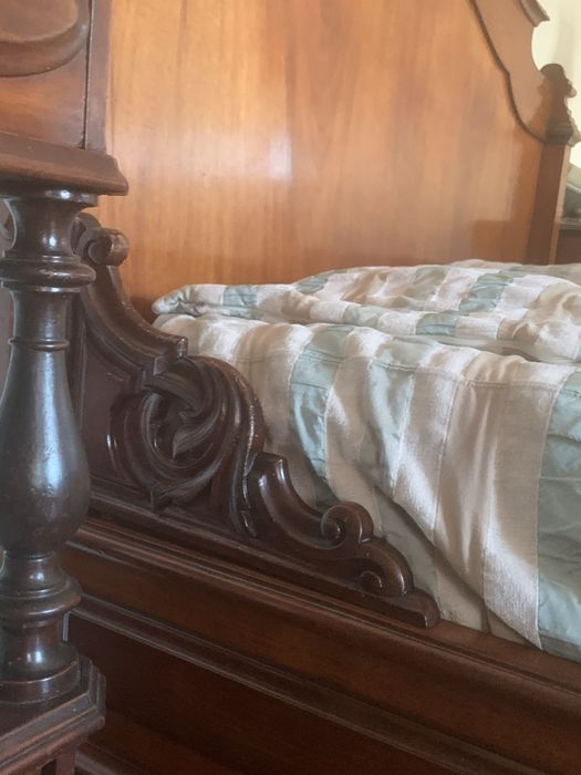 Cama romantica em vinhático e pau santo