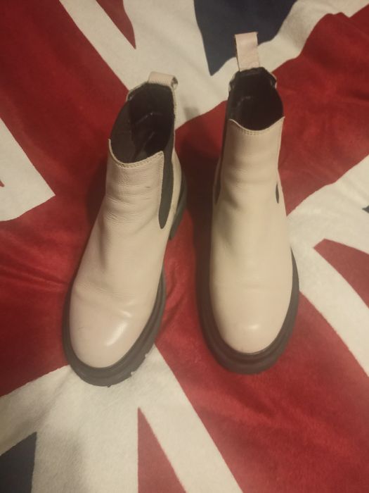 Beżowe skórzane botki Tamaris w r. 38