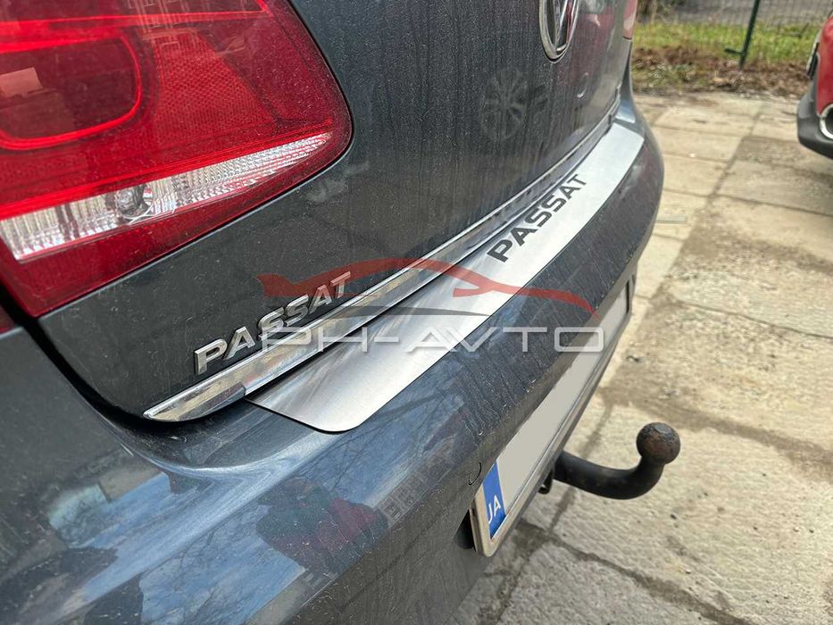 VW Passat B6 Седан / Passat B7 Європа  накладка на задній бампер хром