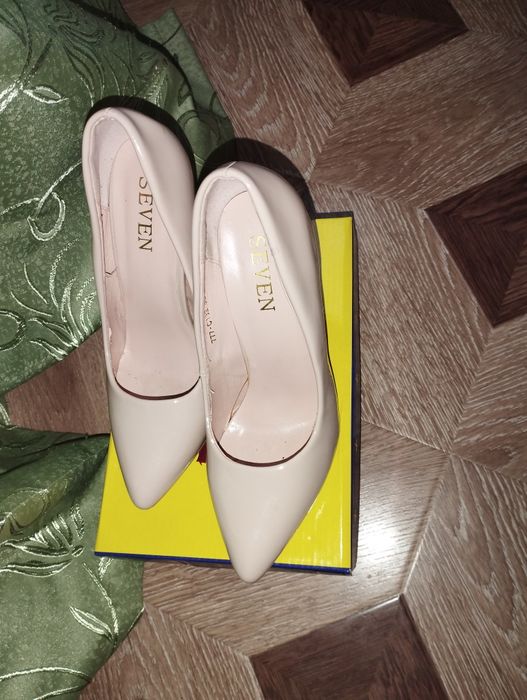 Туфлі на каблуку