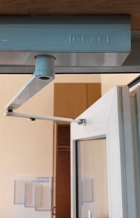 Металопластикові двері з доводчиком