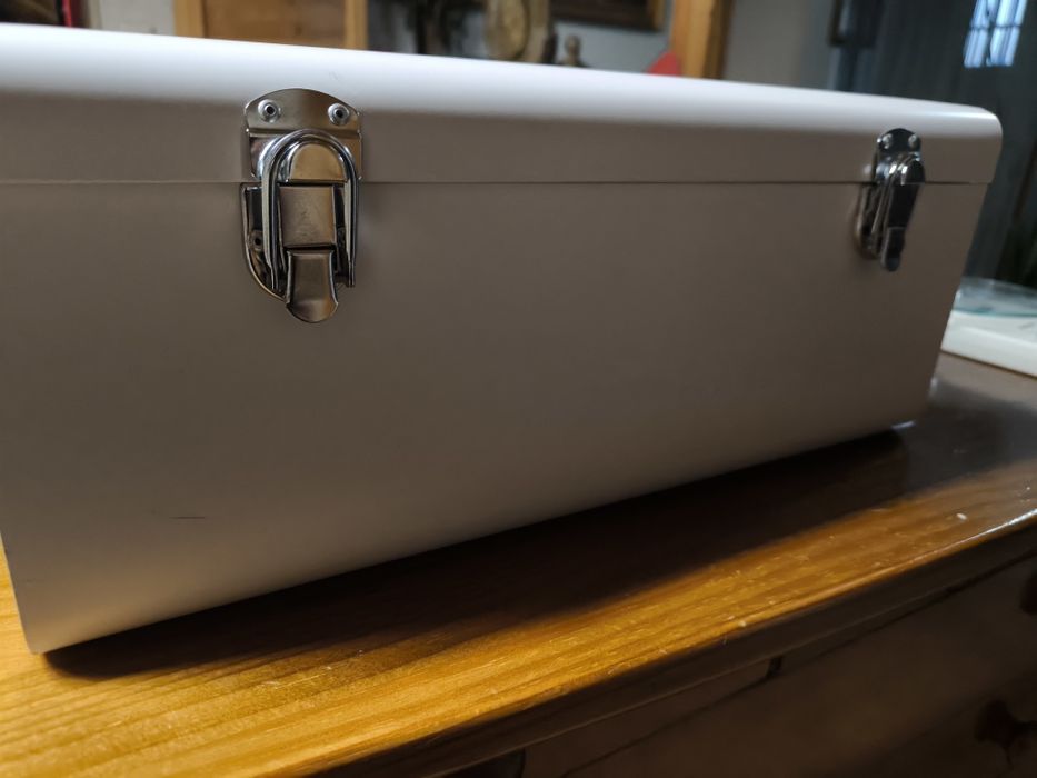 Caixa metálica branca com fechos.
Caixa metálica de cor branca, ideal