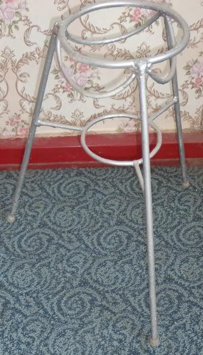 Продам металлическую подставку для цветка.