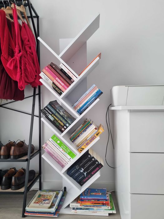 Estante branca para livros