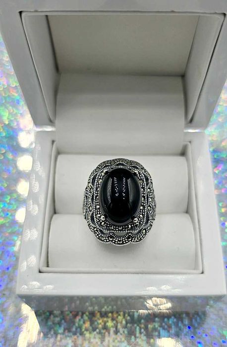 925 Piękny pierścionek z czarnym kamieniem i markazytami R:20