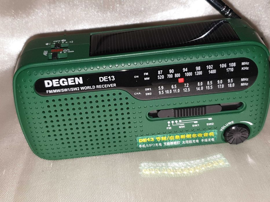 Rádio de Emergência c/ Manivela Manual, Painel Solar, Lanterna, Alarme