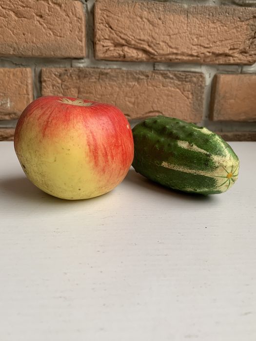 Іграшкові фрукти з воску