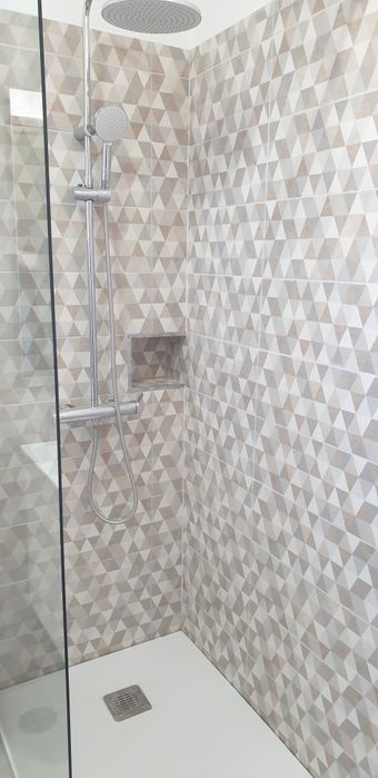 Trabalhos na construção civil pedreiro ladrilhador canalização e outro