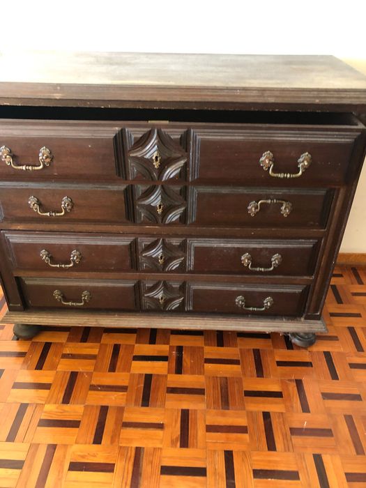 Móveis e candeeiros antigos