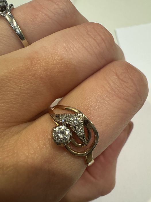 Золотое кольцо с якутскими бриллиантами